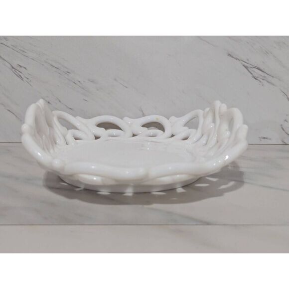 Fostoria Vintage White Milk Glass Folded Fruit Bowl Glassware - Picture 2 of 7